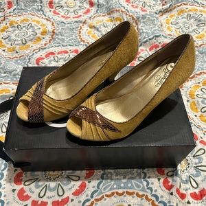 Seychelles gold suede lamé peep toe kitten heel size 6.5 US